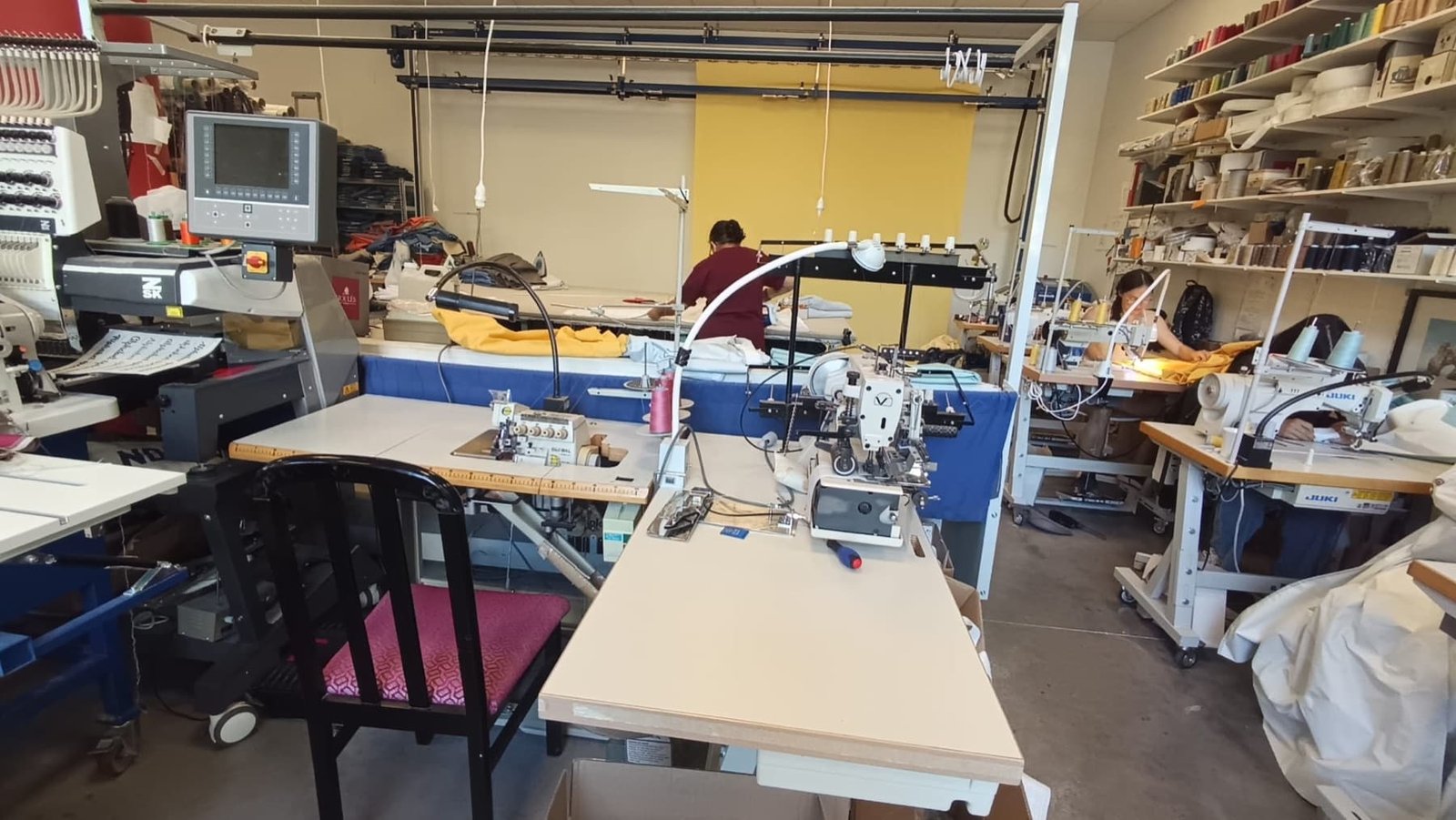 Confection des rideaux dans l’atelier AR’DECO