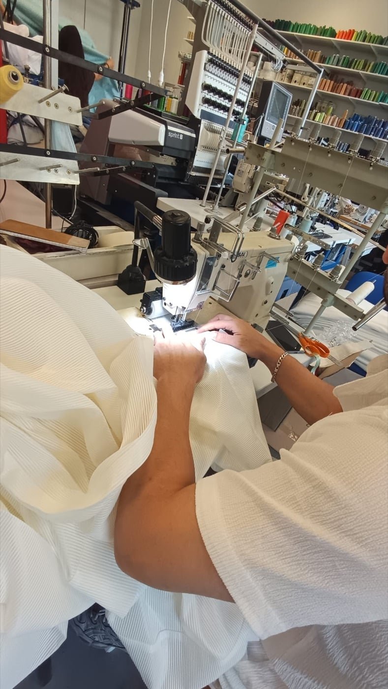 Détail de couture à l’atelier AR’DECO